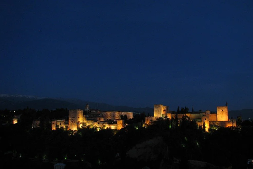 Vista panorámica de la Alhambra de noche