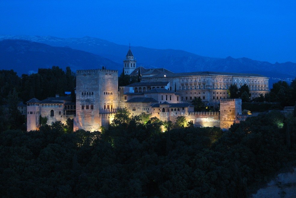 Vista de los Palacios Nazaríes y Palacio de Carlos V al anochecer