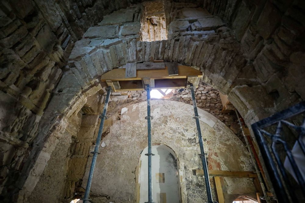 Una imagen de la puerta hallada por los arqueólogos dentro de la muralla del siglo XI en Granada. FERMÍN RODRÍGUEZ