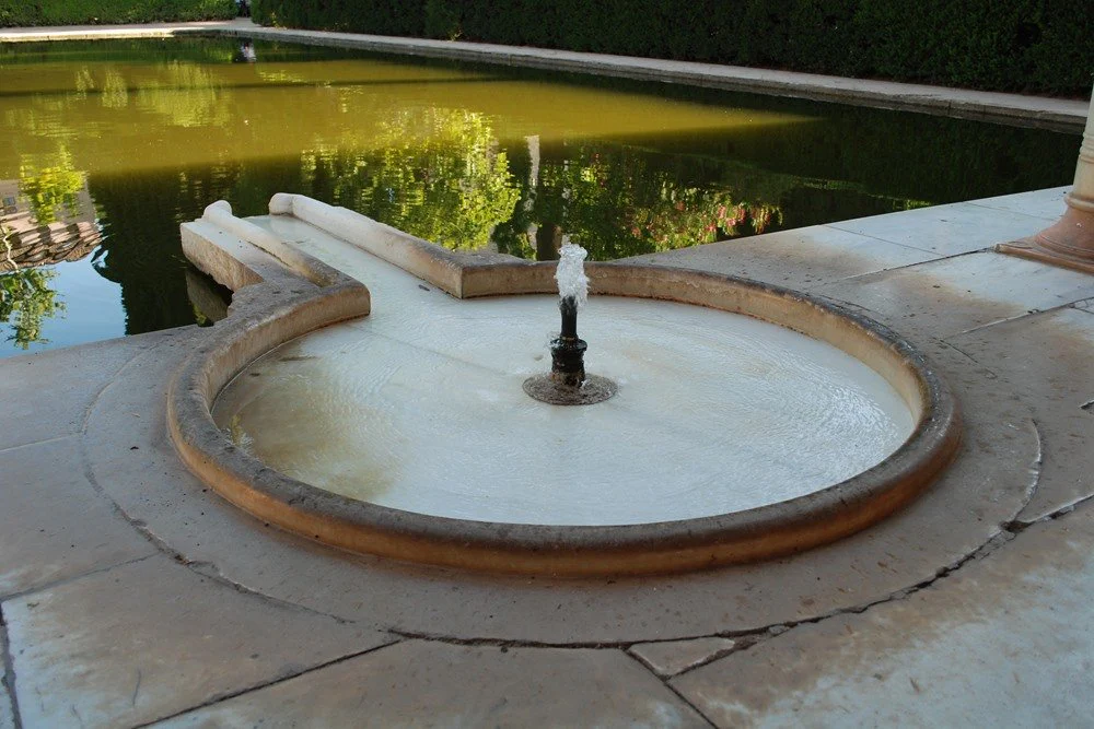 Fuente del estanque en la Torre de las Damas