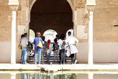 La Alhambra ofrece una nueva edición de su programa de visitas guiadas para las familias