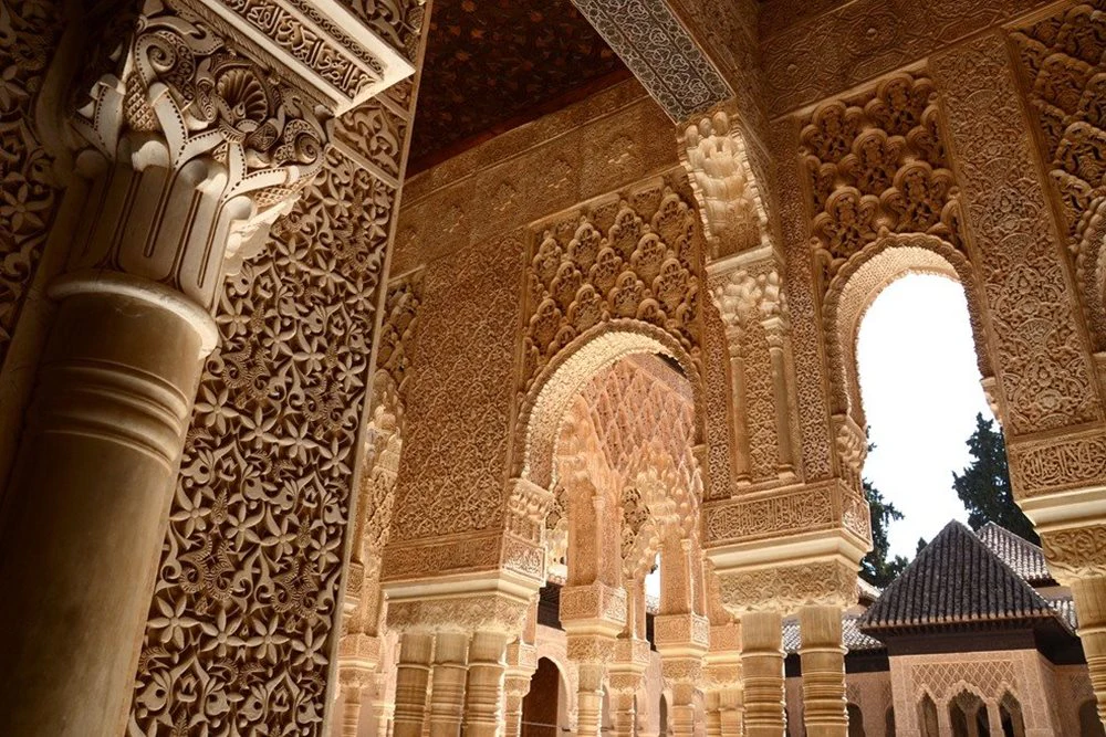 Perspectiva desde el peristilo del Patio de los Leones