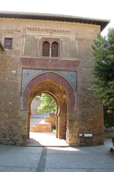 La Alhambra de Granada rehabilita la Puerta del Vino para recuperar sus pinturas murales