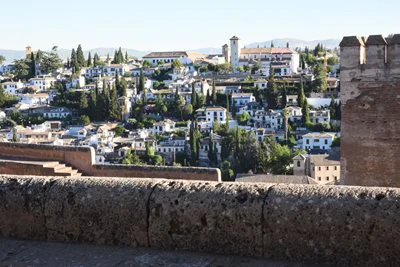 Doña Letizia preside la inauguración de la exposición “La Granada zirí y el universo bereber”.