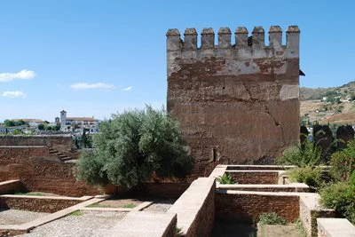 La Alhambra apuntala las almenas de la Torre de las Gallinas tras los recientes seísmos