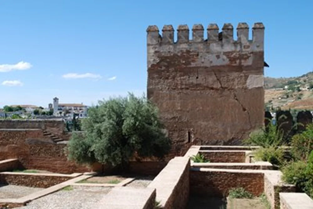 La Alhambra apuntala las almenas de la Torre de las Gallinas tras los recientes seísmos
