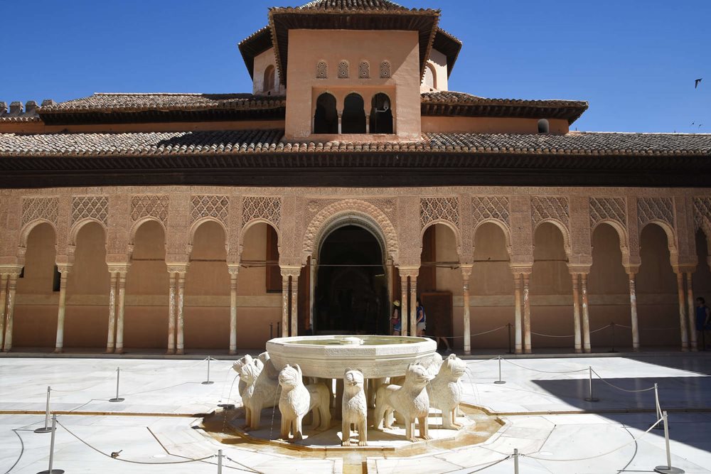 Patio de los Leones - AlhambradeGranada.org