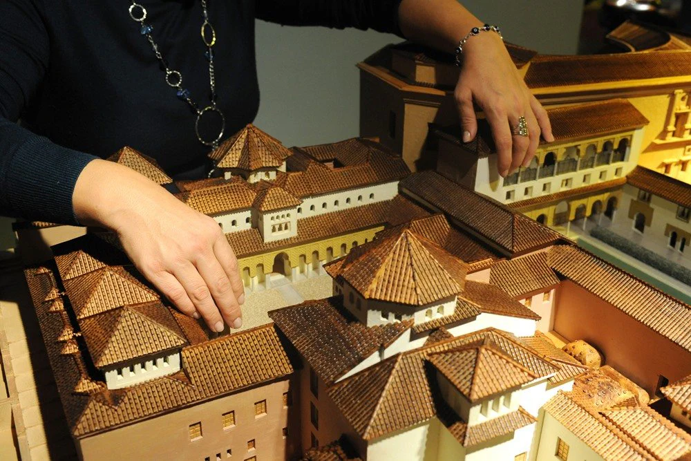 Detalle de la maqueta de la Alhambra en el Museo Tiflológico - onceandalucia.es