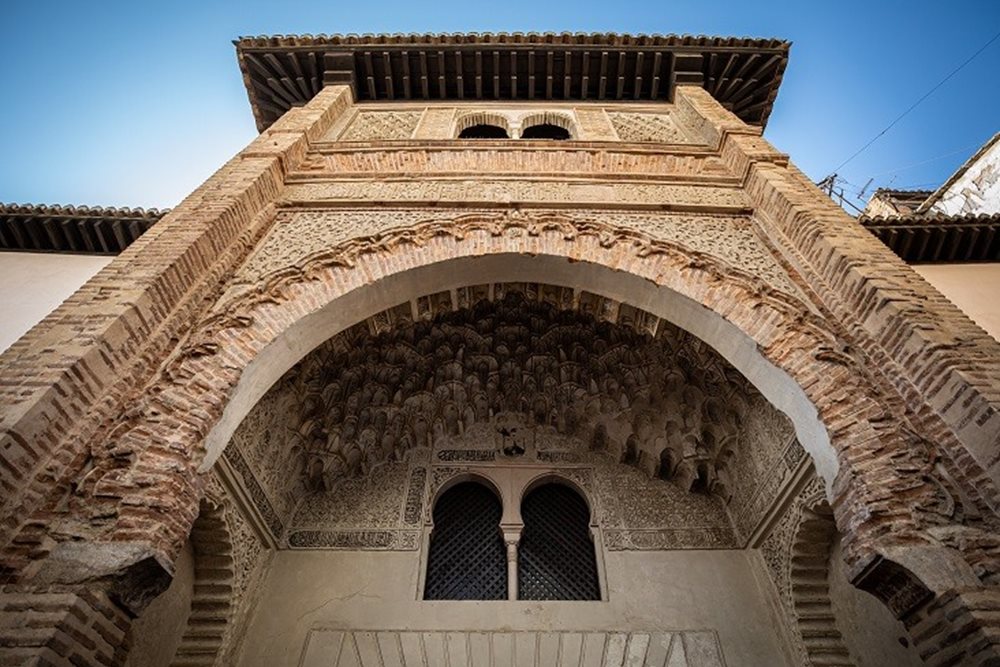 Arco de entrada al Corral del Carbón - Patronato de la Alhambra y Generalife