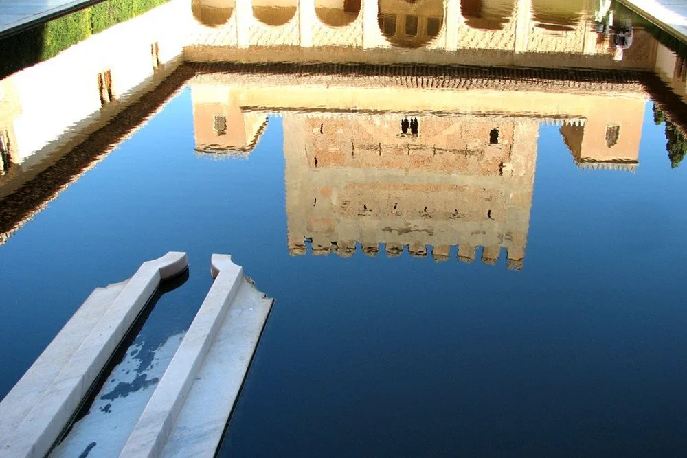 La Torre de Comares reflejada en la alberca del Patio de los Arrayanes