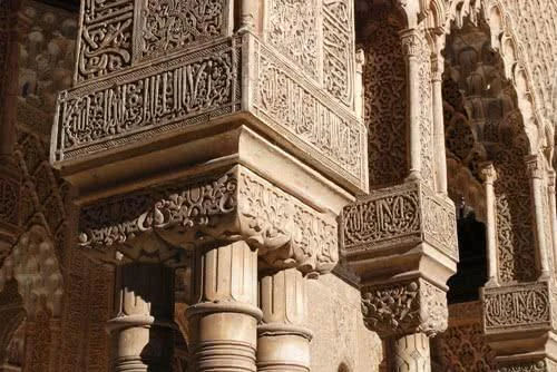 An artistic introduction of the Alhambra: the Nasrid architecture, plasterwork, tiles and the decorating themes in the Alhambra.