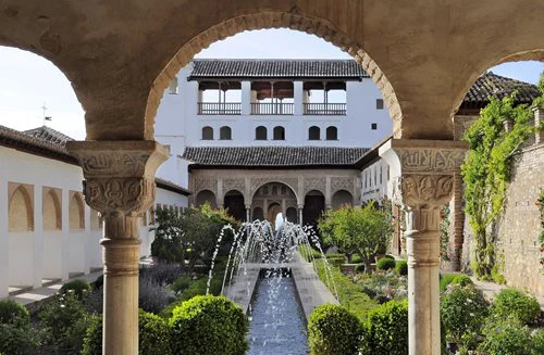 Visita guiada regular à Alhambra e ao Generalife, com transporte desde Sevilha (bilhetes incluídos).