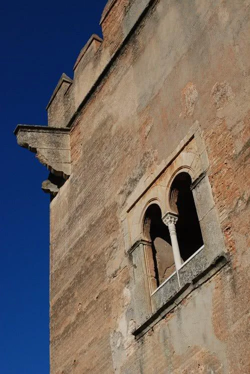 Scopri le Torri e l'Alhambra alta: Torre della Rauda, Torre delle Dame, Giardini del Partal, Torre della Cattiva, Torre delle Infante, Torre dei Sette Piani, Torre dei Picchi, Torre del Cadì...