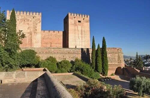 Scopri l'Alcazaba dell'Alhambra: Piazza d'Armi, Torre delle Armi, Torre della Vela, Giardini degli Adarves.