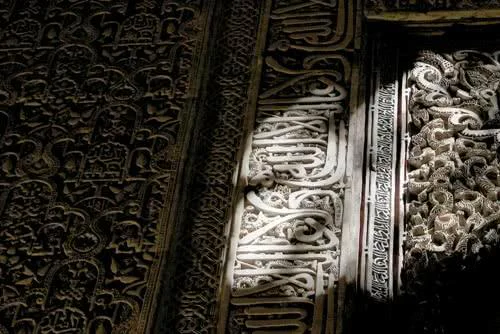 Calligraphic decoration, cursive and kufic writings in the Alhambra. Ibn al-Yayyab, Ibn al-Jatib and Ibn Zamrak poems.