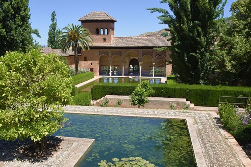 Information about free tours in the Alhambra of Granada.