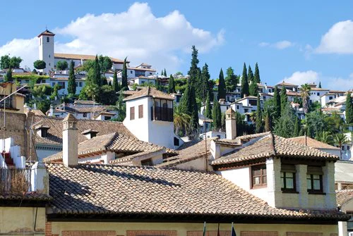 En esta página podrá reservar free tours que le permitirán descubrir Granada y su historia.