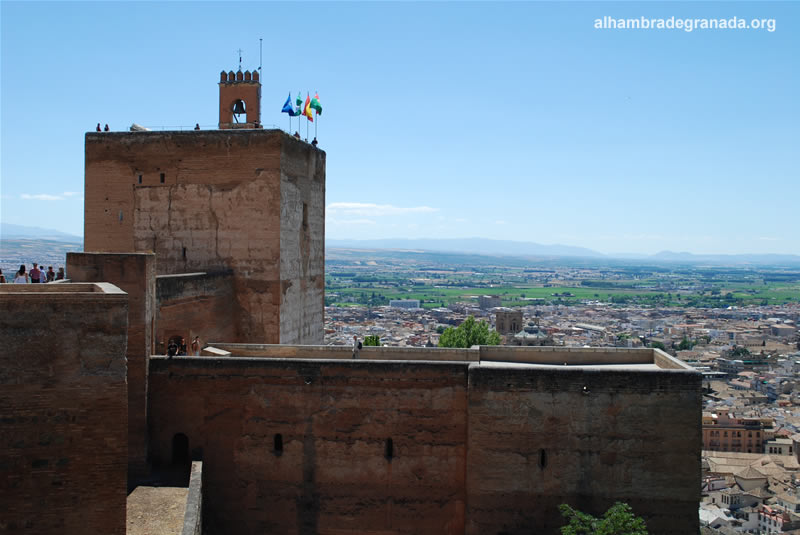 Vista de la Torre de la Vela y su campana